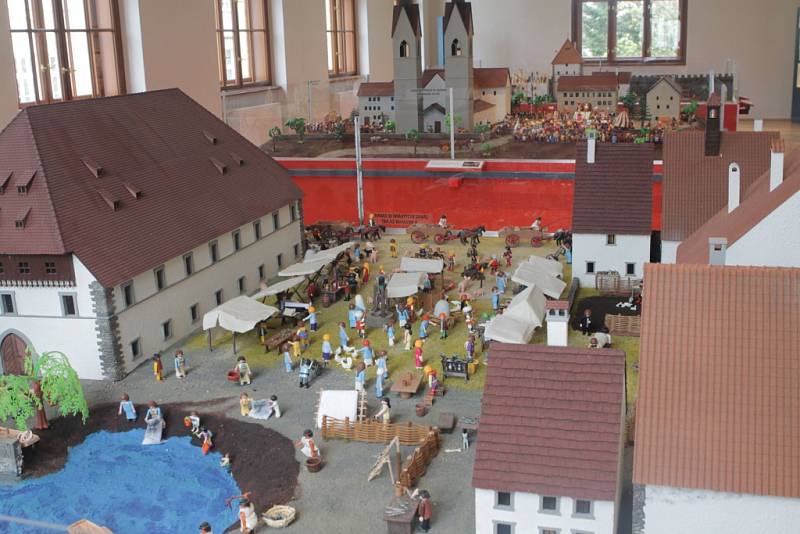 Přes 550 figurek stavebnice Playmobil, připomínajících české igráčky, přibližuje hravou a vtipnou formou události kolem koncilu v Kostnici 1415, po němž byl upálen Jan Hus. Nová expozice v Jihočeském muzeu cílí na děti, zůstane zde do 13. ledna 2016.