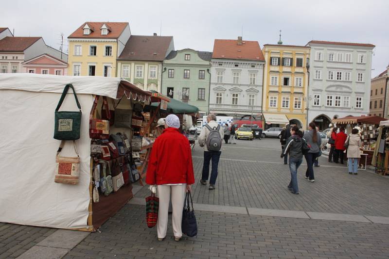 Na českobudějovickém náměstí Přemysla Otakara II. budou do sobotních 17 hodin jarní trhy.