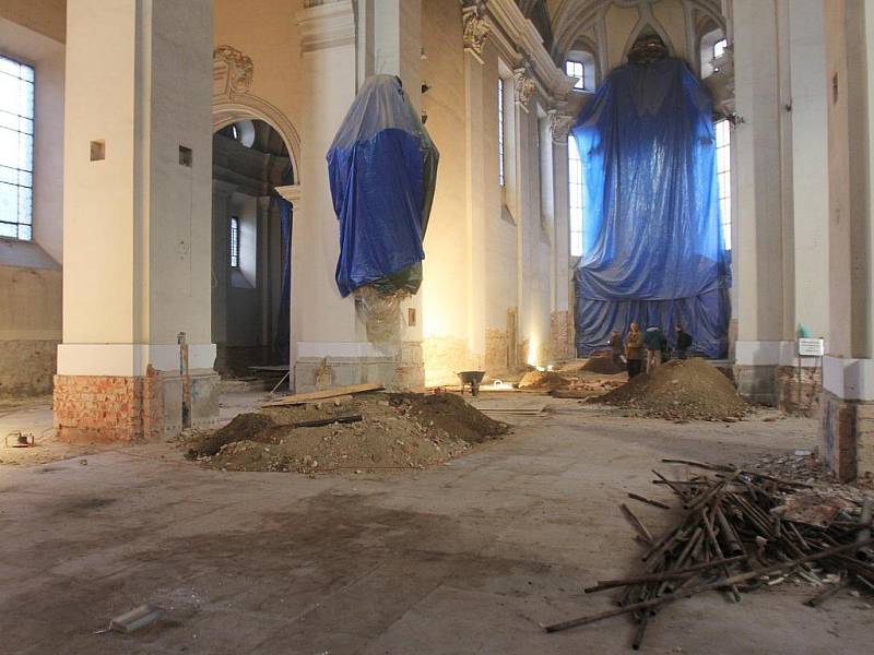 Vědci z Akademie věd ČR včera sbírali vzorky v hrobkách pod katedrálou v Českých Budějovicích. Její rekonstrukce potrvá až do roku 2013.