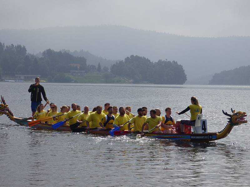 V Lipně nad Vltavou se v sobotu závodilo na dračích lodích.