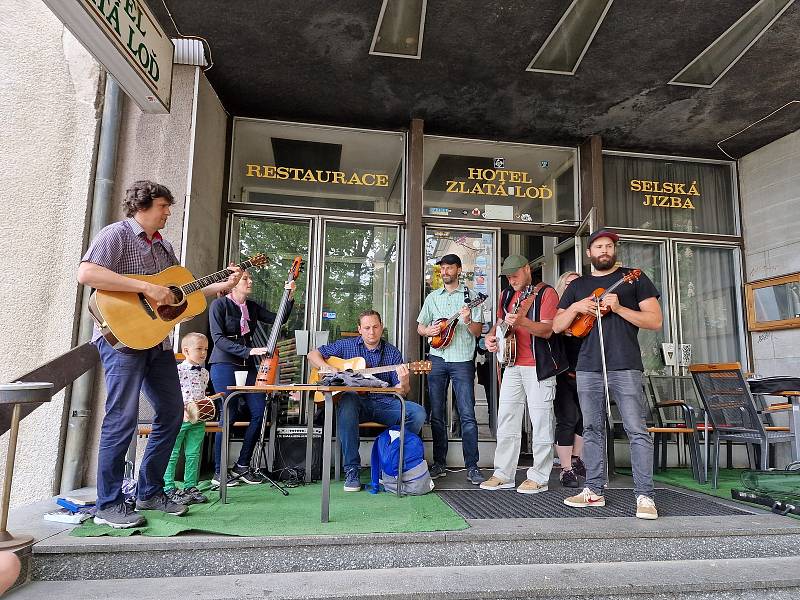 Muzikanti v ulicích Týna na nad Vltavou