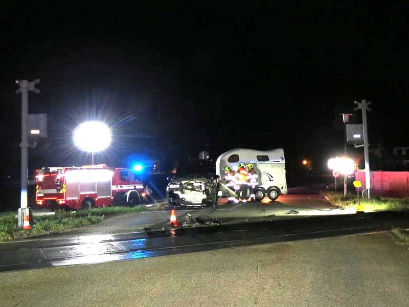 Na přejezdu v Hrdějovicích auto s přívěsem na koně narazilo do projíždějícího vlaku. Řidička se zranila.