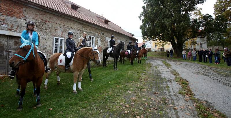 Tradiční Hubertskou jízdu ve Skalici u Bohumilic opanovaly ženy