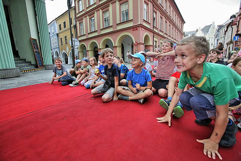 Už třetí ročník pouliční slavnosti Posousedsku zaplnil centrum města divadlem, dětmi a úsměvy.