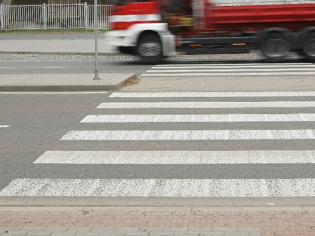 Řidič srazil dva lidi na přechodu v Třebíči. Oba skončili v nemocnici