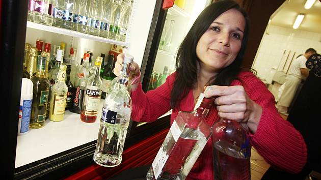 Po vyhlášení prohibice začaly restaurace stahovat tvrdý alkohol z nabídky.