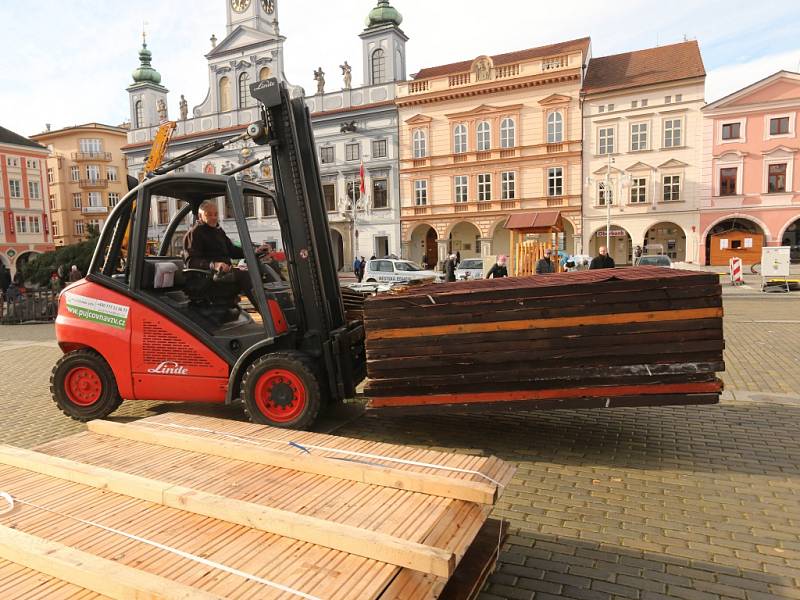 Plné ruce práce mají v těchto dnech dělníci, kteří zajišťují stavbu stánků pro adventní trh na budějovickém náměstí.