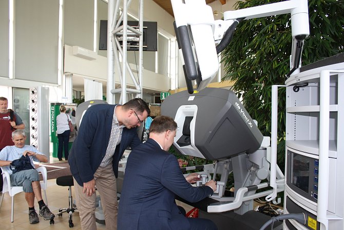 Lidé se mohli v pondělí přijít podívat do českobudějovické nemocnice na moderní robotický systém da Vinci.