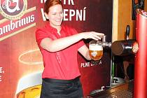 Vítězka regionální soutěže  v servírování piva se kolem pípy točí teprve rok.