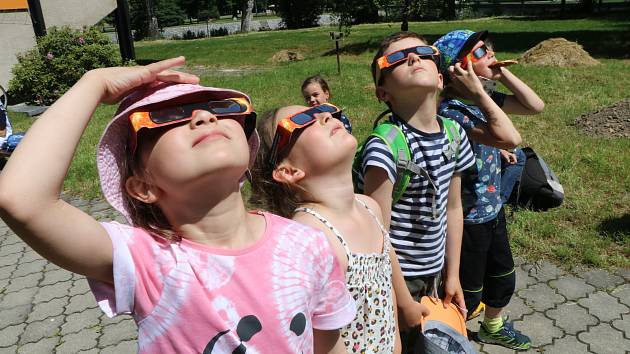 Zatmění Slunce v planetáriu v Českých Budějovicích sledovaly na terase a v kopuli desítky lidí hlavně dětí.
