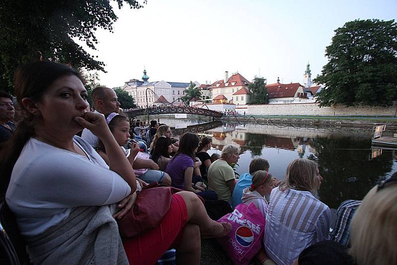 Ve čtvrtek nechyběl na plovoucím pódiu ani Balet Jihočeského divadla.