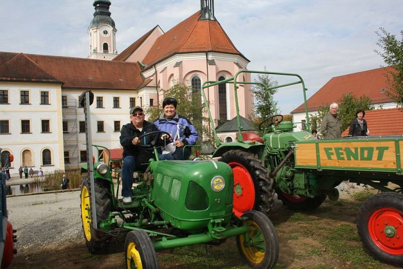 Manželé jiří a Eva Podlešákovi z Českých Budějovic na výstavě starých zemědělských strojů.