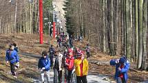 Zatímco členové mládežnických týmů (na snímku) vystoupali až na vrchol Blanského lesa (1084 m ), hráči prvního týmu cestovali lanovkou.