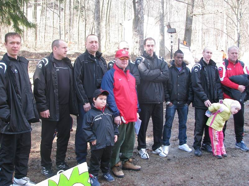 A tým Dynama dorazil v tomto složení (zleva): Homoláč, Lerch (kustod), Skála (asistent trenéra), Adam (masér), Stráský, Křížek, Hudson, Leština a Tobiáš (trenér). Na společném snímku chybí kapitán Horejš.