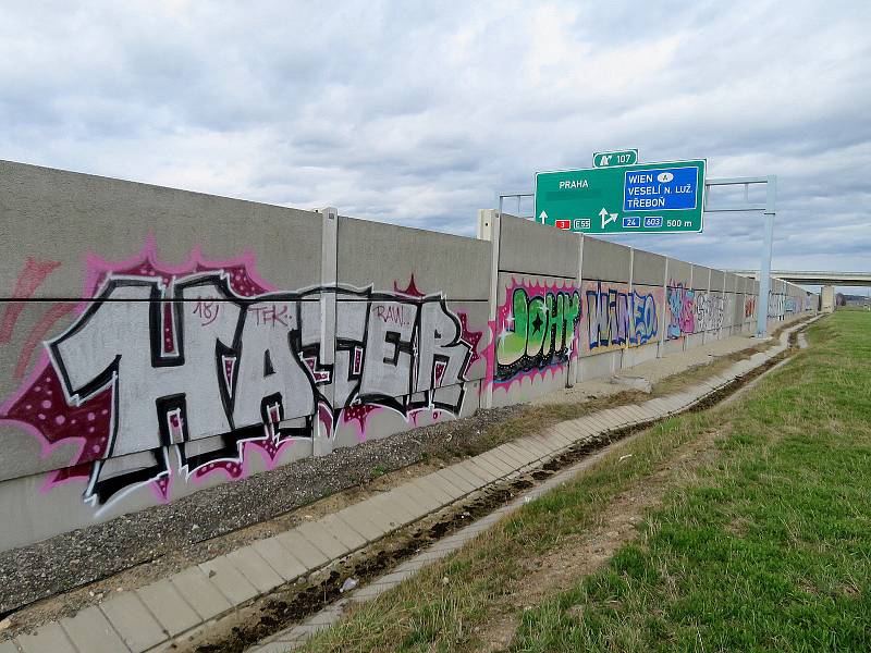 Graffiti na mostech, protihlukových stěnách a dalších místech kolem dálnice D3 v Jihočeském kraji.