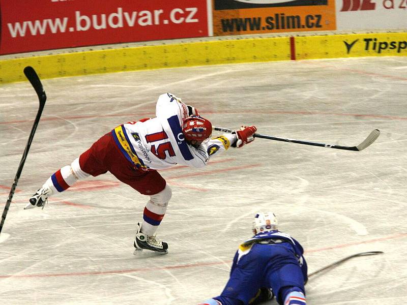 Obránce HC Mountfield Lukáš Poživil právě střílí jedinou branku pohárového zápasu s Chomutovem. 