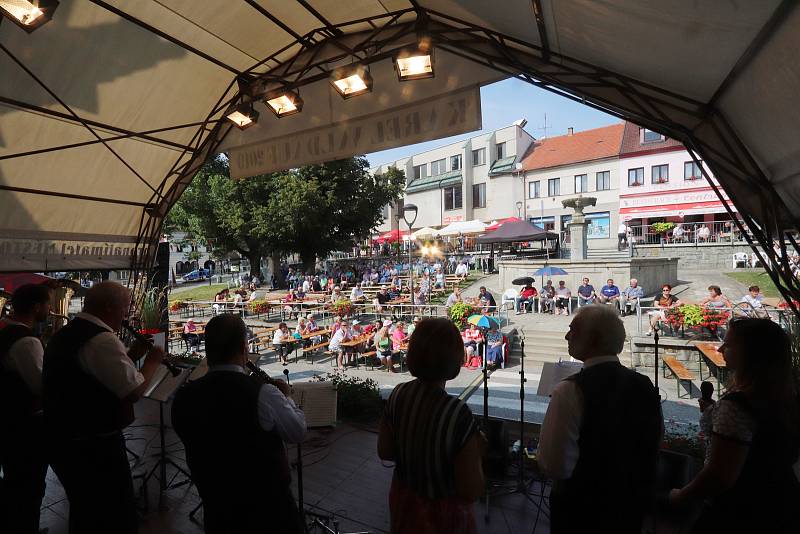 Žižkovo náměstí v Trhových Svinech zaplnily od pátku do neděle davy lidí, aby si poslechly Festival dechových hudeb Karla Valdaufa 2019.