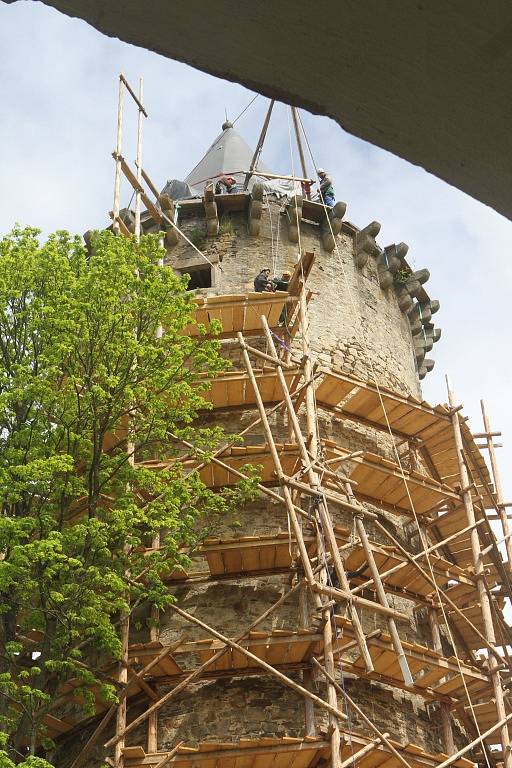 Věž Jakobínka v Rožmberku nad Vltavou se už skoro celá ztrácí za dřevěným lešením.