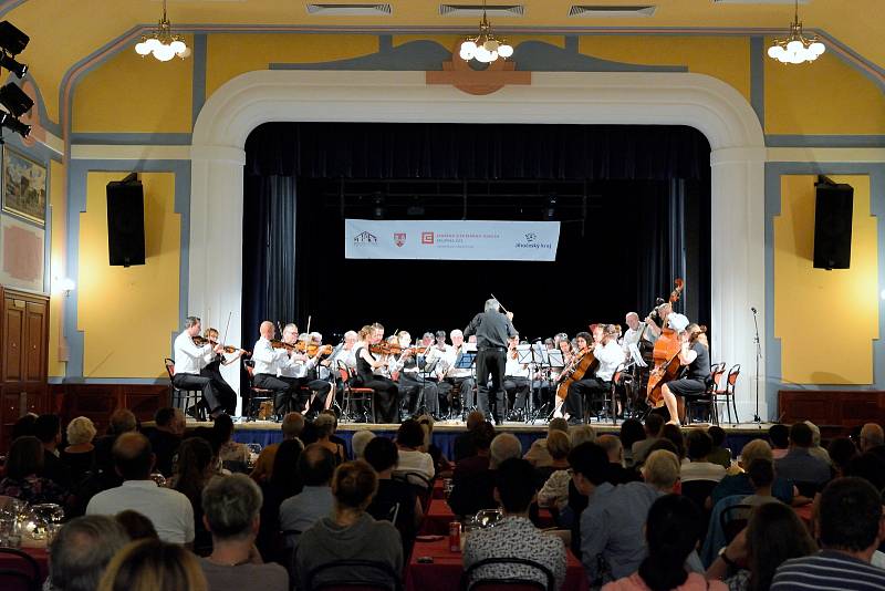 Koncert Na valše se konal nakonec v Sokolovně