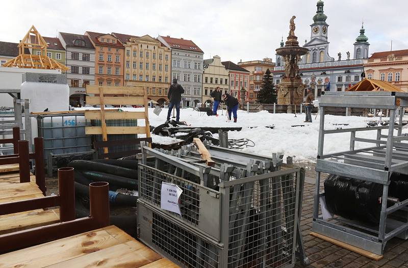 Likvidace vánočního stromu a kluziště v Českých Budějovicích.