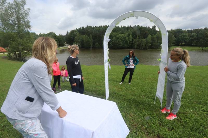 Novomanželé Zavoralovi si řekli své ano na hrázi rybníka v Dobrkovské Lhotce u Trhových Svinů.  