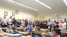 Celkem 34 prvňáčků přivítali v 1.A a 1.B v ZŠ a MŠ Ševětín. Slavnostní uvítání se konalo za účasti třídní učitelky, ředitelky školy i starostky obce. Děti také ke vstupu do školy dostaly od obce řadu užitečných dárků.