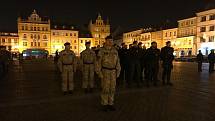 Nácvik slavnostního aktu na českobudějovickém náměstí lidé mohli vidět už ve čtvrtek po setmění.