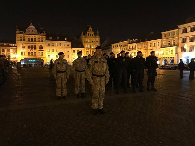 Nácvik slavnostního aktu na českobudějovickém náměstí lidé mohli vidět už ve čtvrtek po setmění.