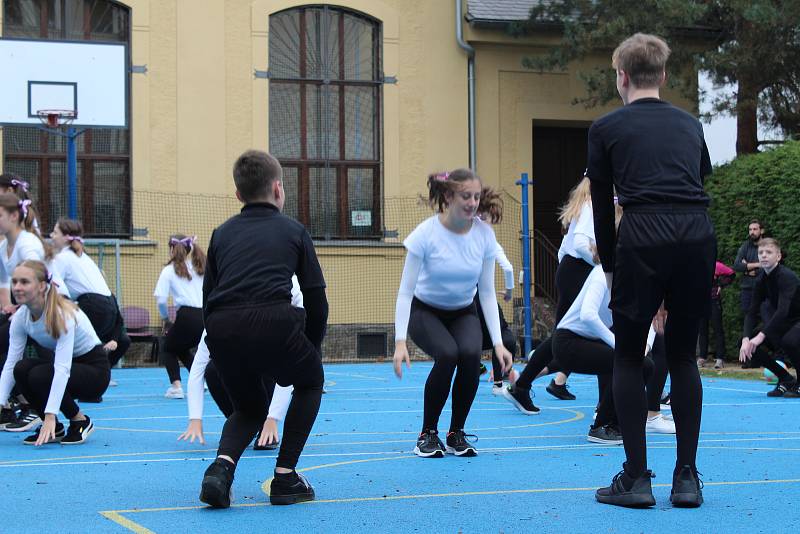 Studenti Gymnázia Česká nacvičili spartakiádní sestavu.