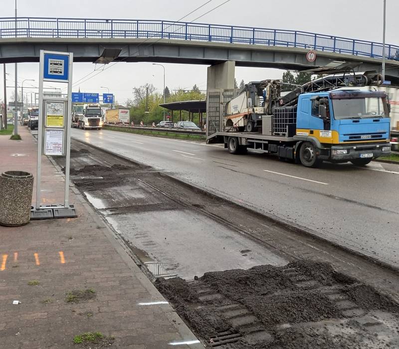 Ve Strakonické ulici v Českých Budějovicích začalo 23. 4. 2022 frézování vozovky, po němž bude hned následovat pokládka nových asfaltů v první části oprav. Ty jsou rozdělené na devět částí.