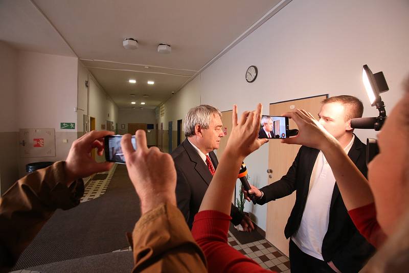 Předseda komunistů Vojtěch Filip přišel volit do ZŠ Bezdrevské v Českých Budějovicích.