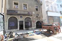 Ve středu 27. července se zabezpečoval "dům hrůzy" v budějovické ulici Karla IV., kde se usídlili bezdomovci.