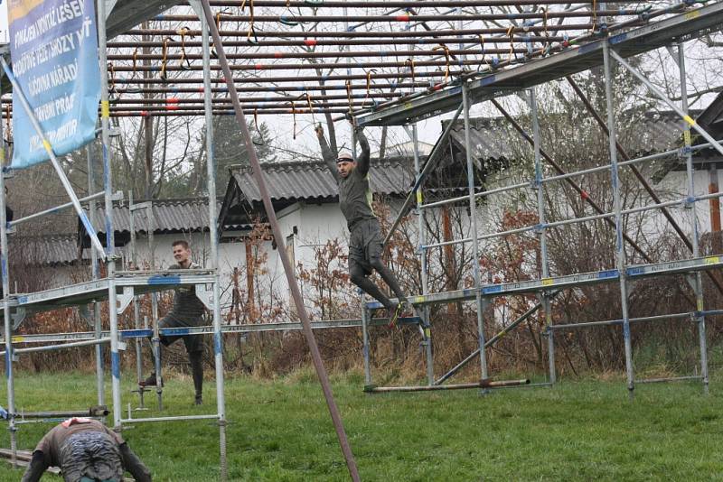 Na obtížnou trať plnou bahna a překážek závodu ARMY RUN na Křivonosce se vydalo více než tisíc nadšenců.