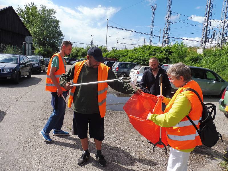 Budějčtí bezdomovci uklízeli v pátek 3. července Rudolfovskou třídu. Vedl je dobrovolník František. Za odměnu dostanou stravenky.