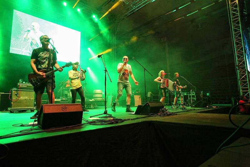 Hokejová Budvararena hostila rockový festival. Vrcholem večera byly Tři sestry.