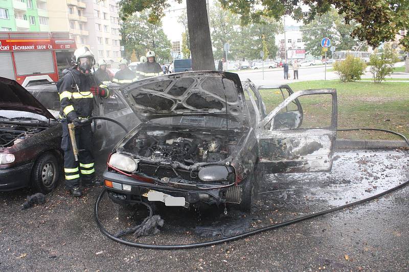 Hořící vozidlo v ulici Antonína Barcala.