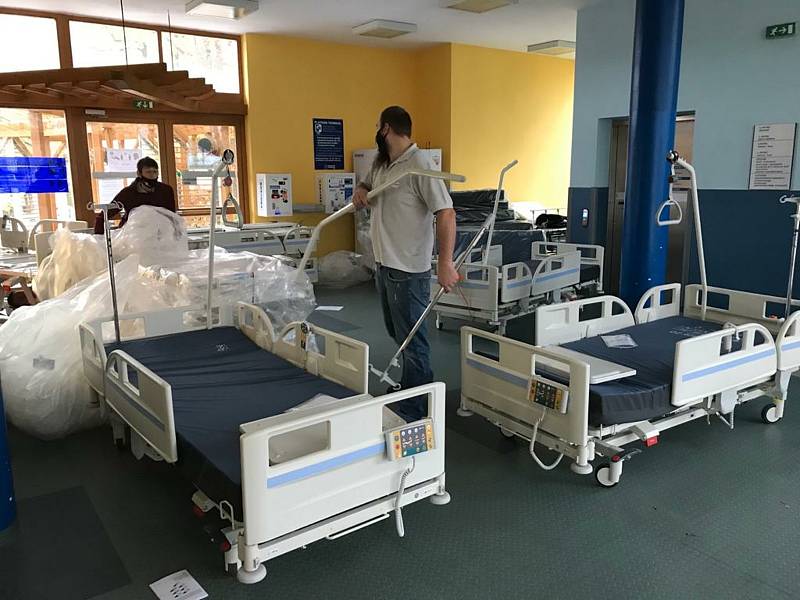 Strakonická nemocnice reaguje na nárůst pacientů nakažených koronavirem potřebujících hospitalizaci zvýšením kapacity. Minulý týden pořídila 20 nových elektrifikovaných lůžek.