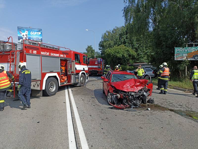 Střet dvou osobních vozidel si vyžádal tři zraněné.