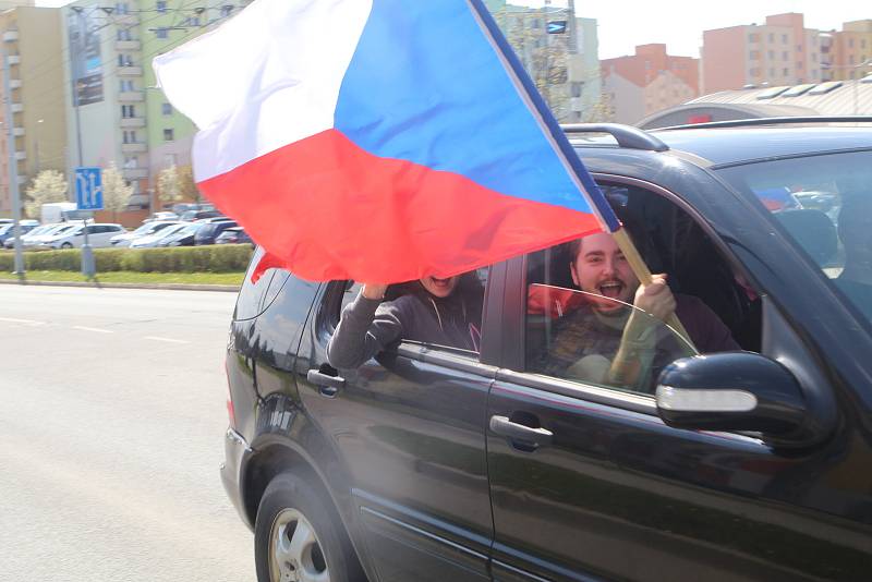 V neděli se uskutečnila další Jízda svobody z Českých Budějovic do Třeboně a Jindřichova Hradce, zúčastnilo se jí kolem šedesáti automobilů,