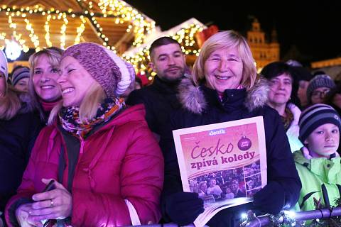 Česko zpívá koledy na českobudějovickém náměstí.