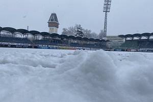 Fotbalisté Dynama v sobotu v lize s Hradcem Králové hrát nebudou, zápas byl pro sněhovou kalamitu odložen.