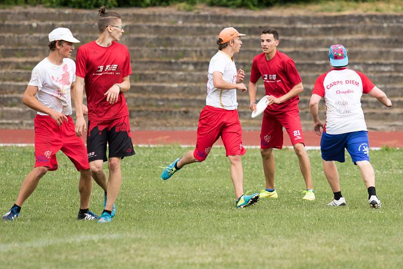 V Českých Budějovicích se konalo o víkendu historicky první mistrovství juniorů ve frisbee pod širým nebem. Foto: Martin Kurfiřt, České Budějovice