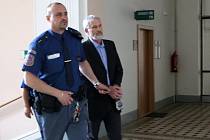 Obžalovaný Václav Novák (63) z Protivína se zpovídá u soudu z pokusu o vraždu. Toho se měl dopustit na 28letém Martinovi Z., který mu údajně pokřikoval u domu.