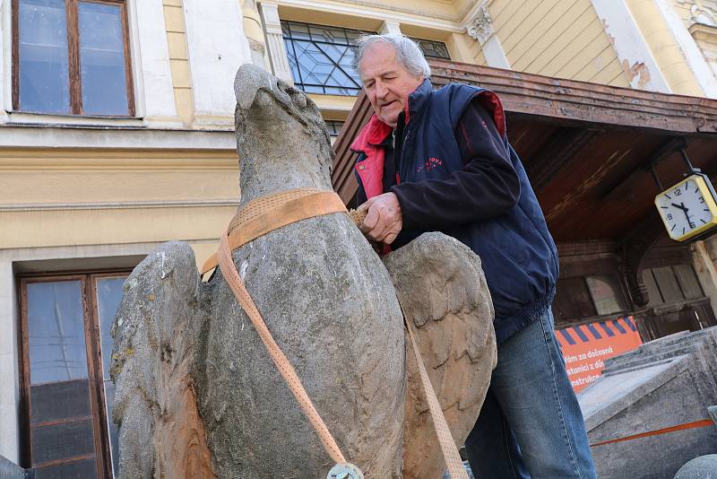 Sochu orla snesli ve středu z průčelí českobudějovického vlakového nádraží. Sochu čeká obnova v rámci velké rekonstrukce nádraží.