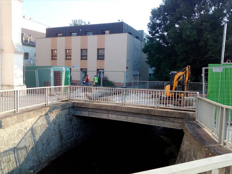 Oprava mostu v ulici Karla VI. v Českých Budějovicích znamená uzavírku plánovanou od července do listopadu 2021.