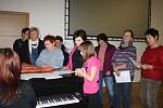 U klavíru si při středeční zkoušce s chutí zanotovaly dámy v Nových Hradech. Při akci Česko zpívá koledy se místní sejdou poprvé.