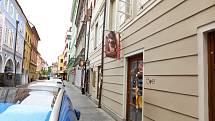 Dívka nad vchodem byla v centru Budějovic vývěsním štítem obchodu s dámským prádlem.