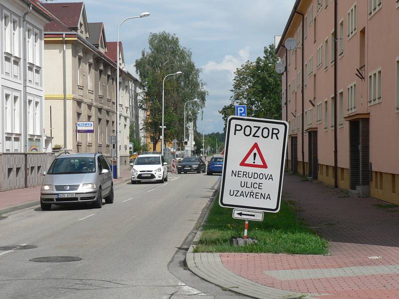 Kompletní rekonstrukce uzavřela Nerudovu ulici v Českých Budějovicích od 10. června. Práce mají v několika etapách trvat do 15. prosince.