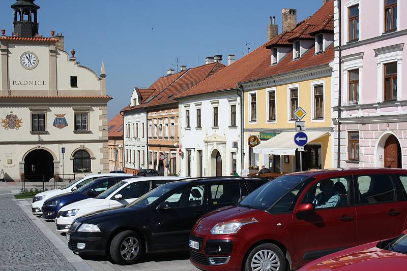 Parkoviště v Nových Hradech na náměstí bývá zvlášť v zimních měsících přeplněné. To by se mělo změnit.