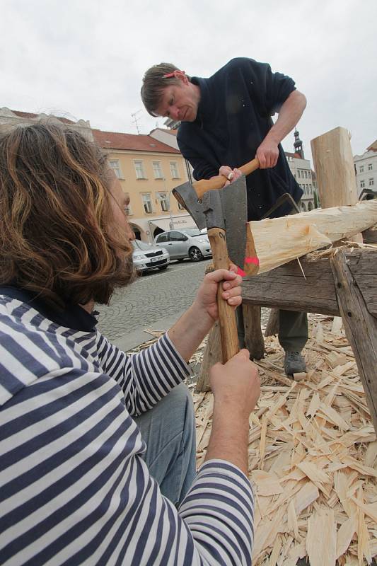 Velikonoční zvyky,tesání křížů na českobudějovickém náměstí